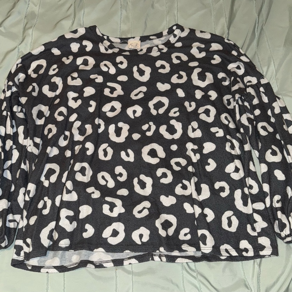 Chic Leopard Print Long Sleeve Top